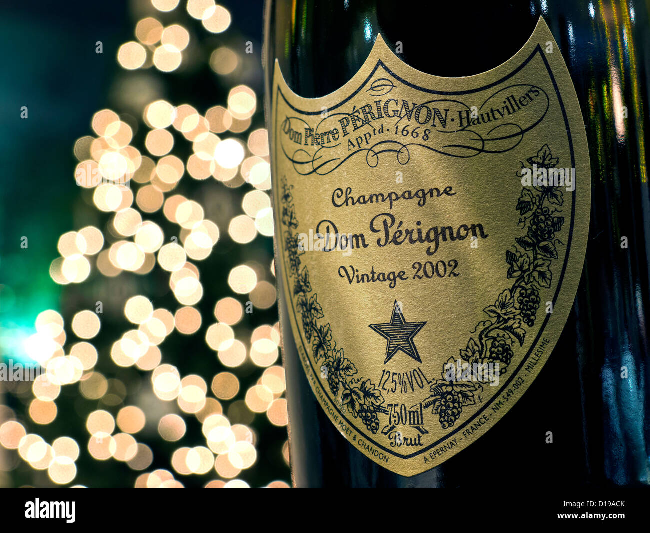 2002-Flasche Dom Perignon Luxus-Jahrgangs-Champagner mit funkelnden Lichter im Hintergrund Stockfoto