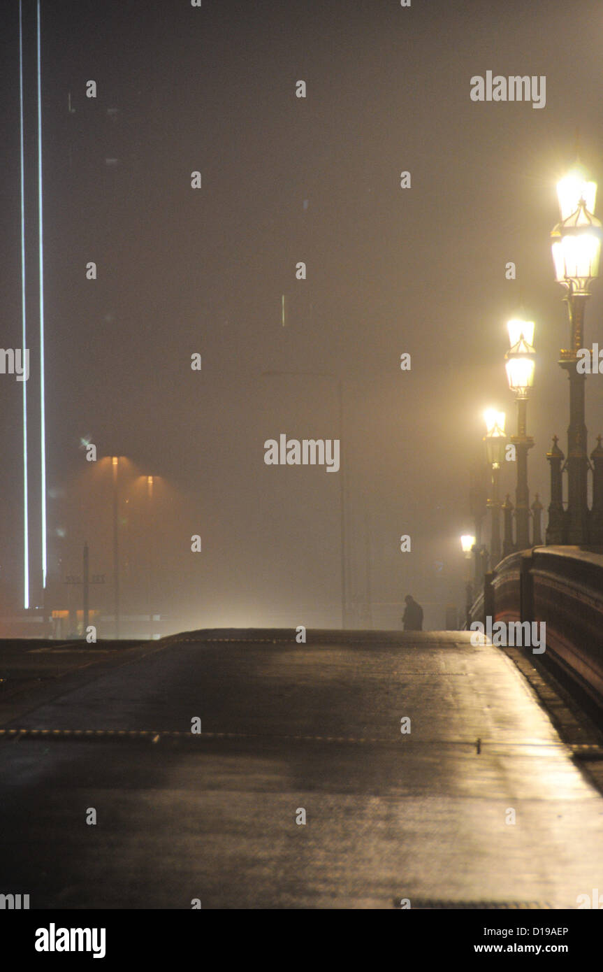 Westminster Embankment, London, UK. 11. Dezember 2012. Ein Mann auf Westminster Bridge im Nebel. Das Zentrum von London in der Nacht im Nebel. Stockfoto