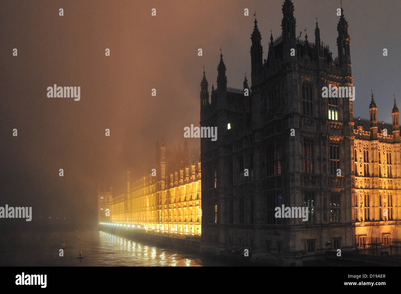 Westminster, London, UK. 11. Dezember 2012. Der Palace of Westminster im Nebel. Das Zentrum von London in der Nacht im Nebel. Stockfoto