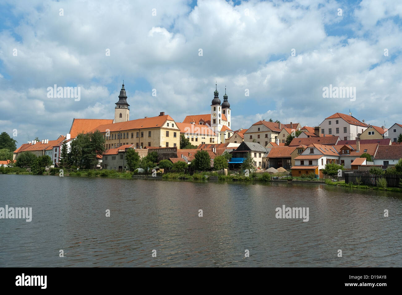 Elk188-3149 Tschechien, Telc, Blick auf die Stadt vom Stepnicky Teich mit den Kirchen des Heiligen Namens und St James Stockfoto