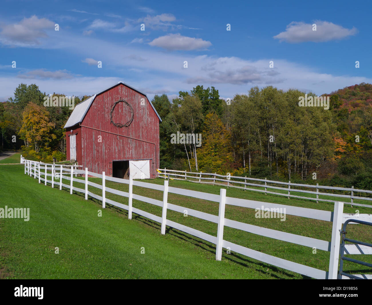Rote Scheune mit weißen Zaun im Staat Western New York Stockfoto