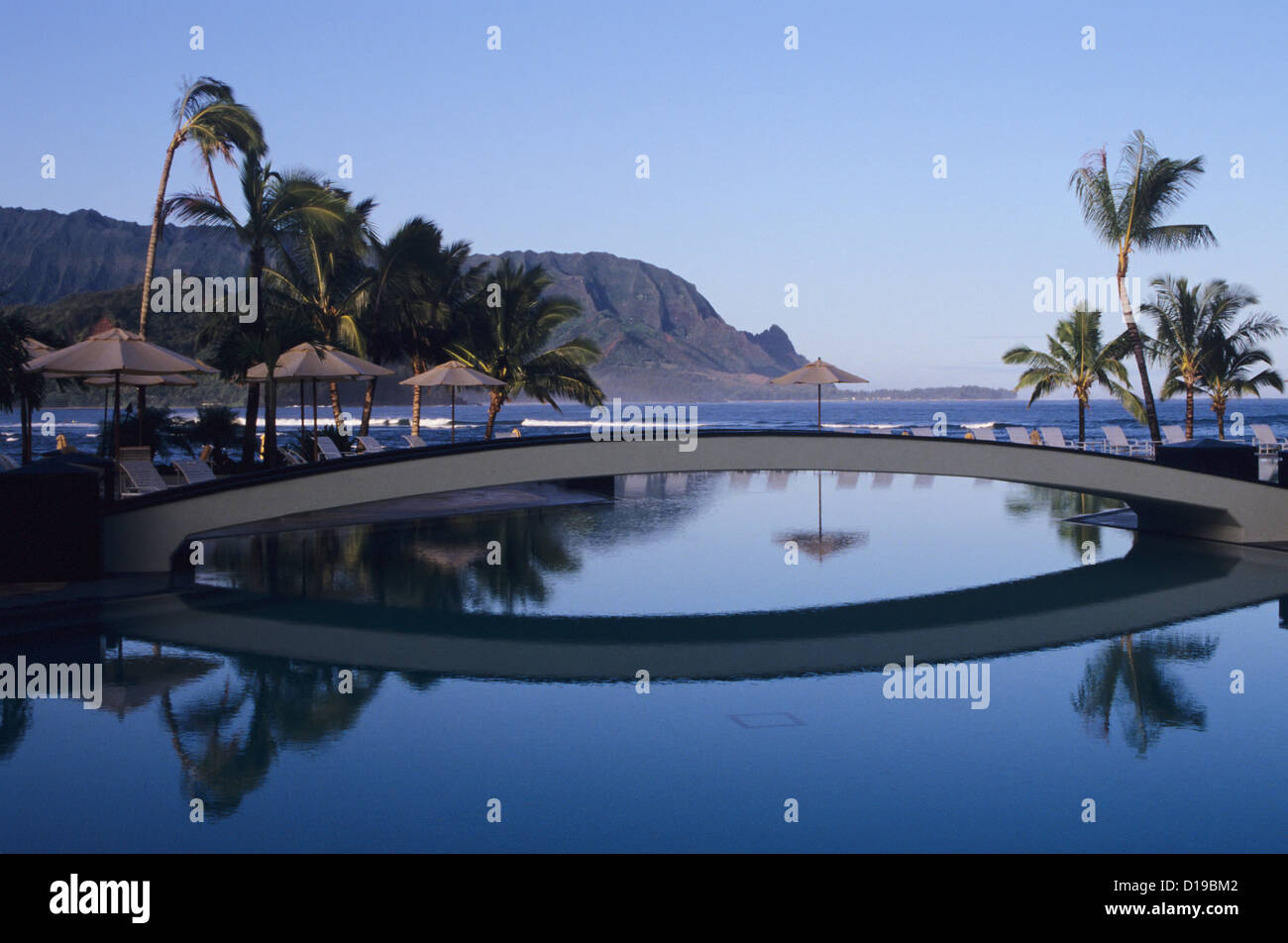 Hawaii, Kauai Princeville Sheraton Resort, Reflexionen über Pool, Bali Hai In Ferne. Stockfoto