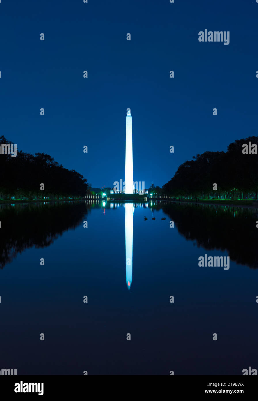 Das Washington Monument und reflektierenden Pool in der Dämmerung auf der National Mall, Washington DC Stockfoto