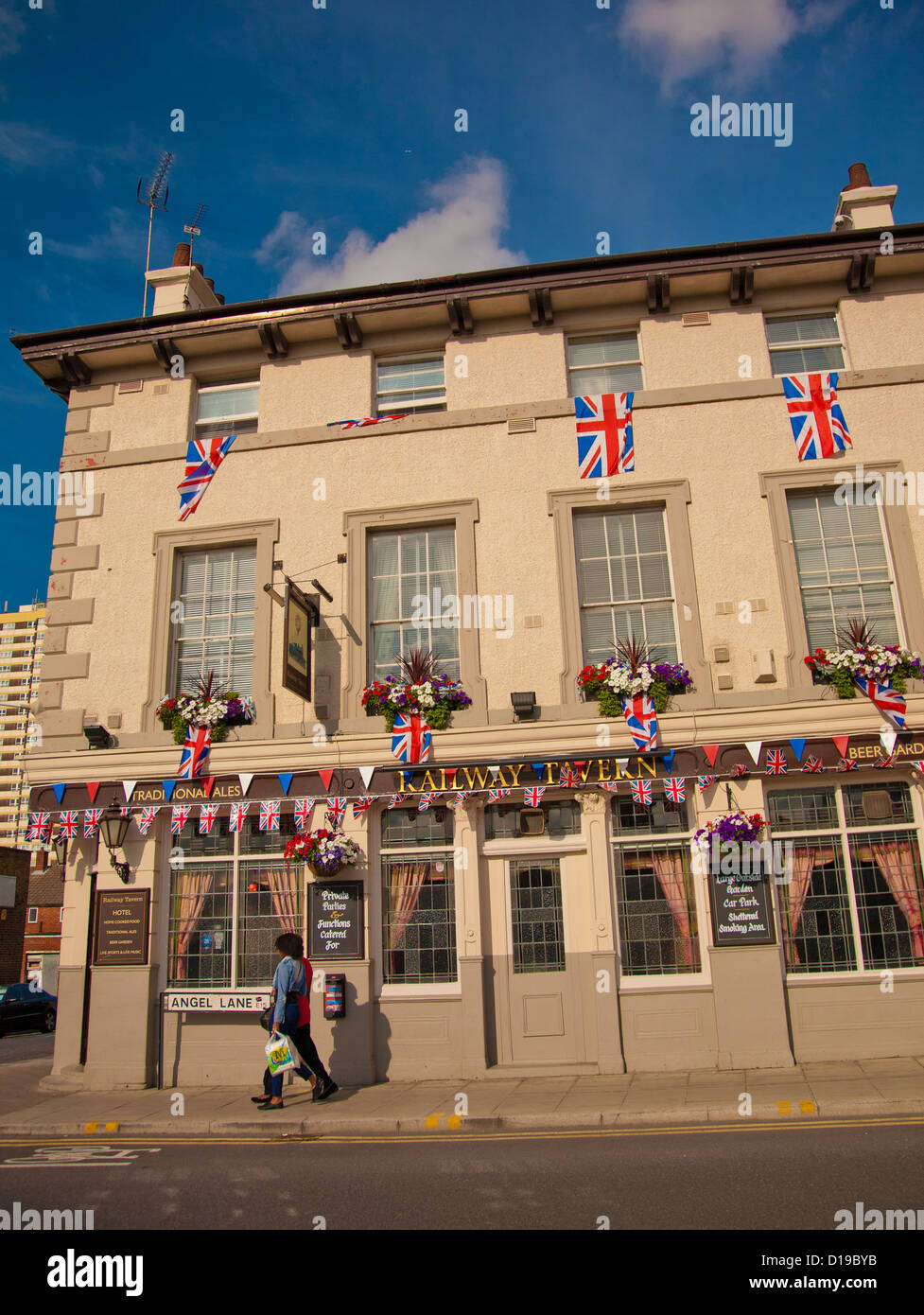 Fassade des Railway Tavern Pub, Angel Lane, Stratford, London, England, Vereinigtes Königreich Stockfoto