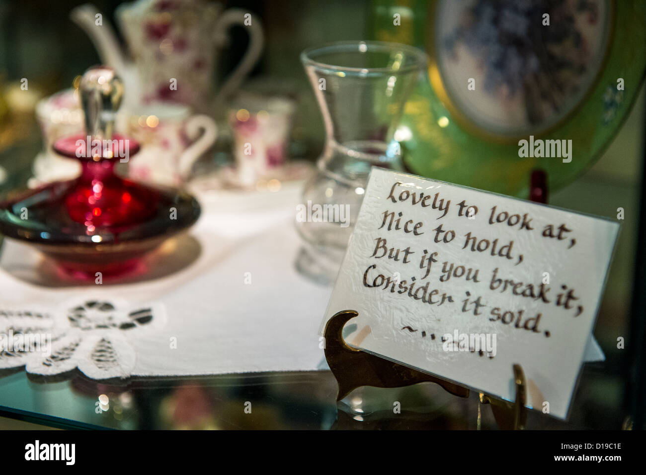 Warnschild in einem Geschenkladen für Kunden im Fall Des Bruchens von zerbrechlichem Glas Stockfoto