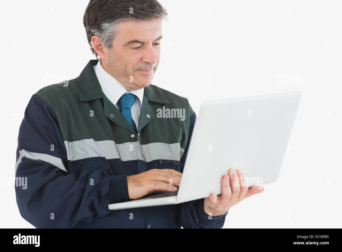 Mechaniker in Overalls mit laptop Stockfoto