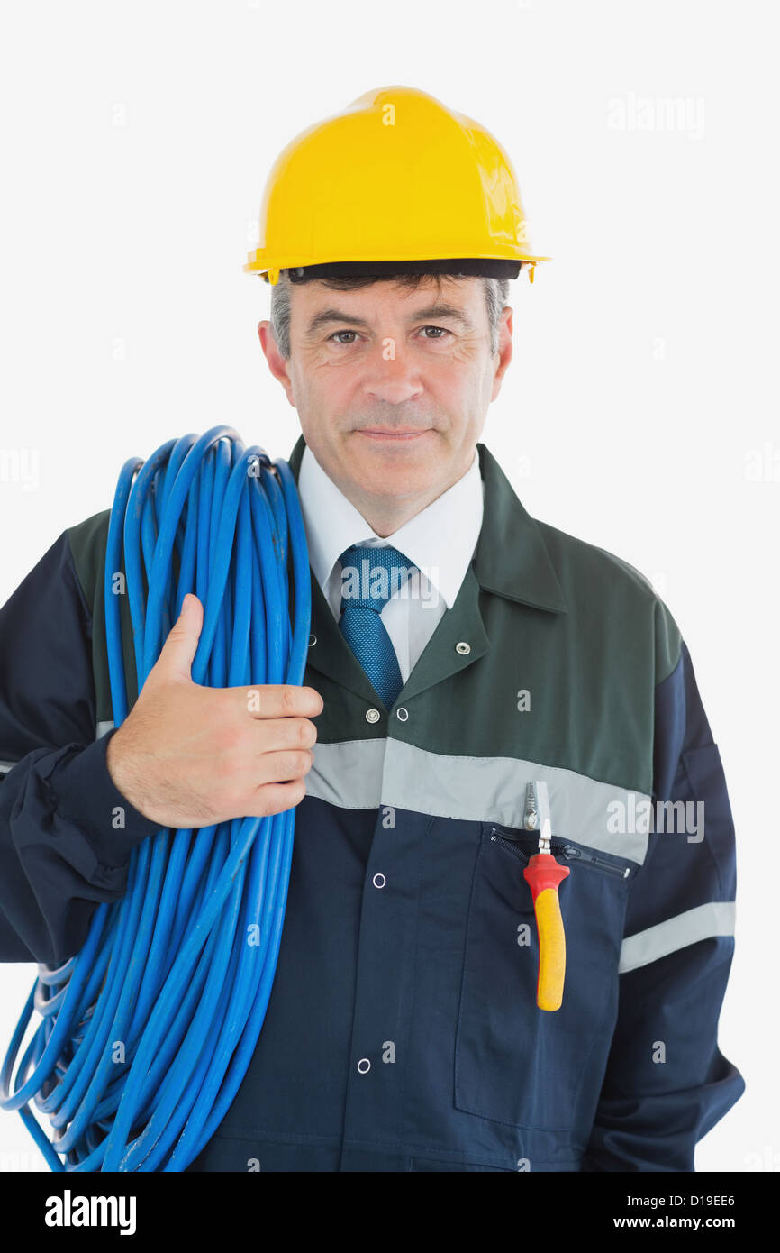 Zuversichtlich männlichen Mechaniker mit gerollten Draht und Bauarbeiterhelm Stockfoto