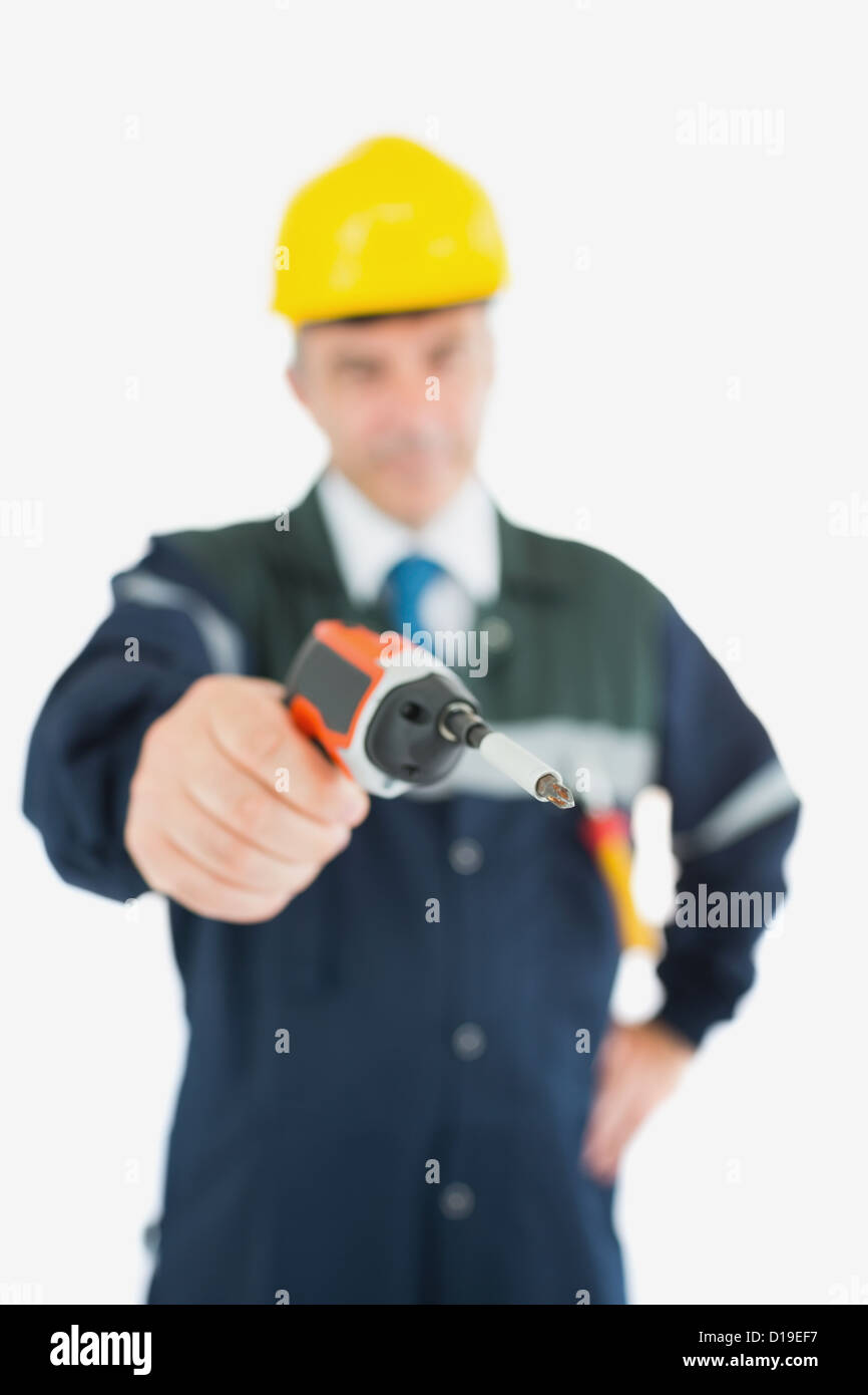 Mechaniker mit Akku-Bohrschrauber Stockfoto