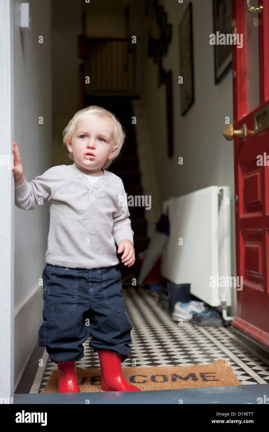 Kleiner Junge im Eingang des Hauses stehen Stockfoto