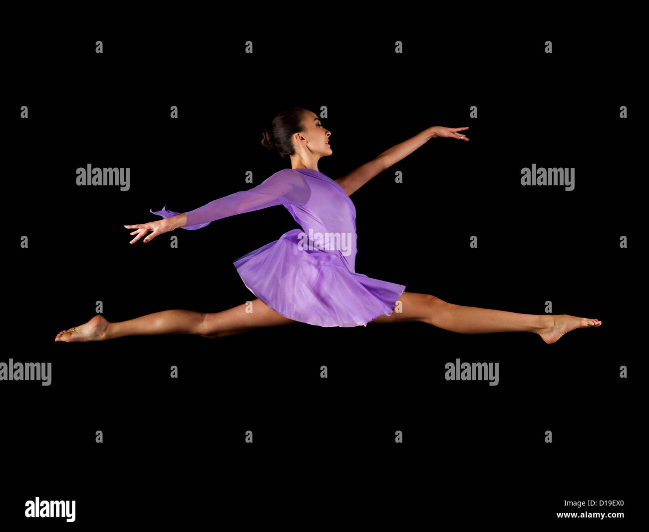 Ballerina, die den Spagat in der Luft zu tun Stockfotografie