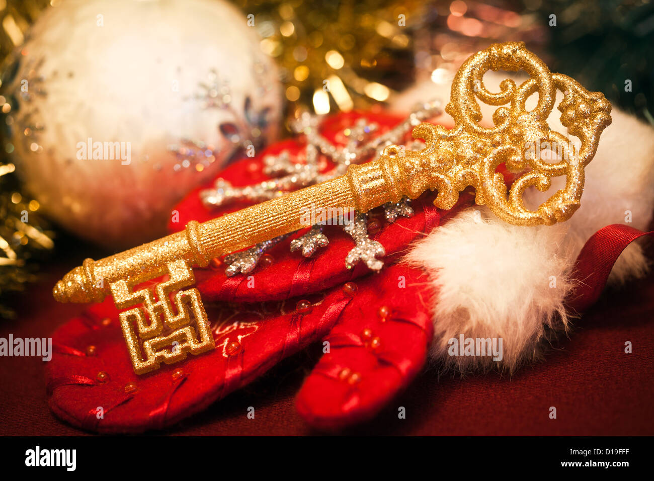 Goldener Schlüssel gegen Weihnachten Spielzeug Stockfoto