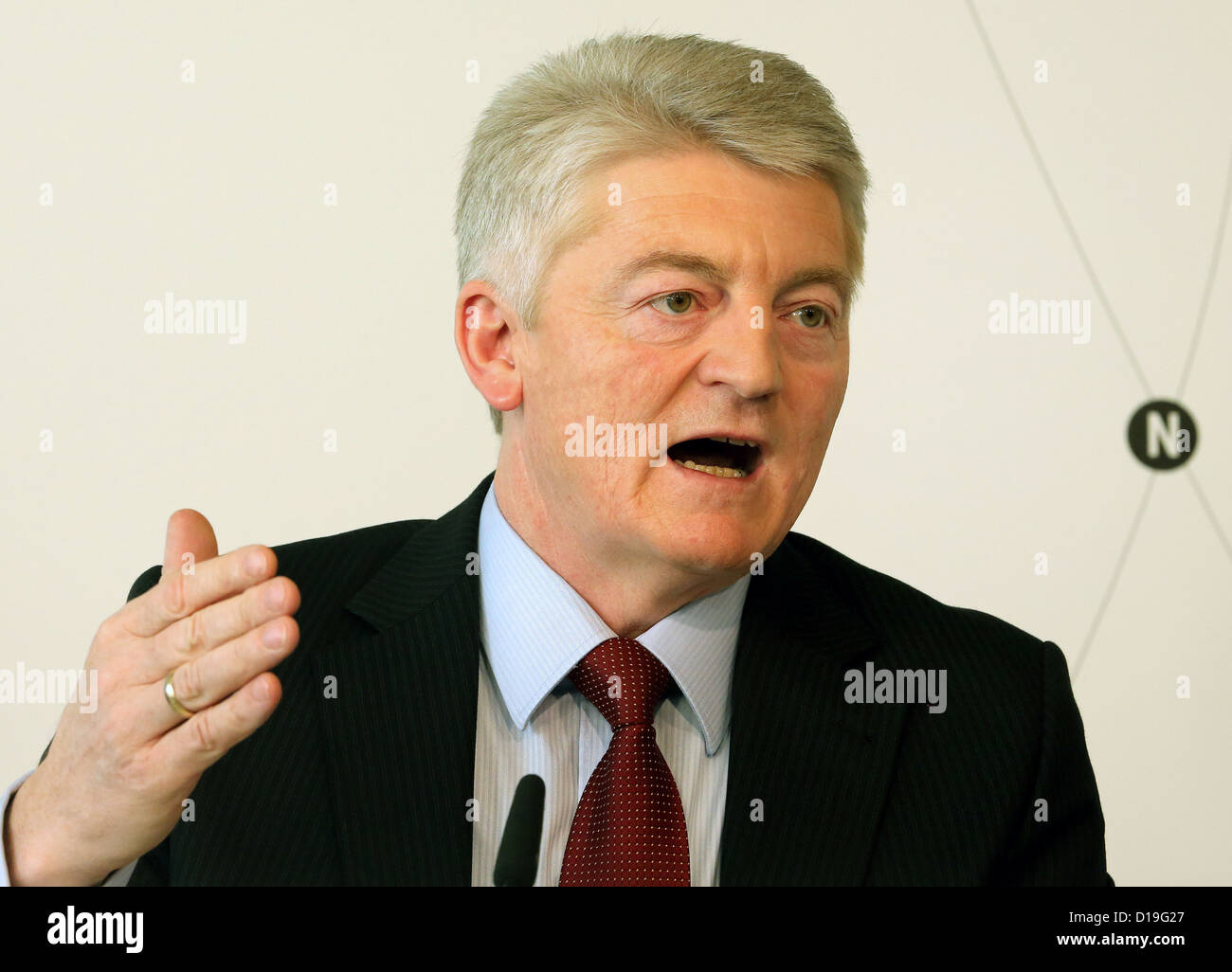 Der CEO der ThyssenKrupp AG, spricht Heinrich Hiesinger auf der Bilanz-Pressekonferenz von ThyssenKrupp in Essen, Deutschland, 11. Dezember 2012. Das Stahlunternehmen hat im abgelaufenen Geschäftsjahr ein Minus von 5 Milliarden Euro zusammengestellt. Foto: ROLAND WEIHRAUCH Stockfoto