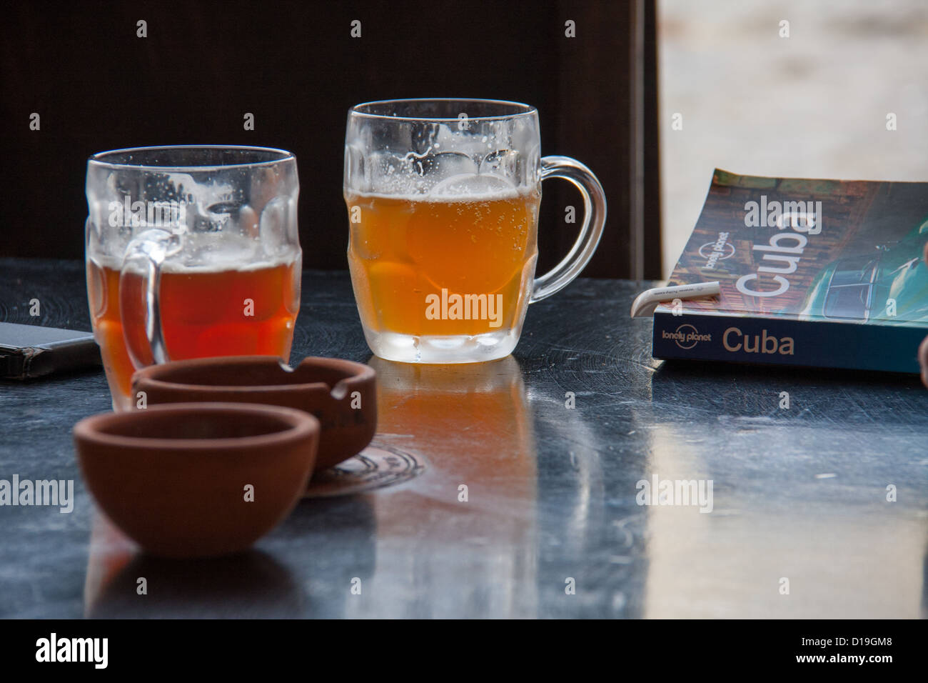 Zwei Gläser Bier und einen Führer buchen nach Kuba Stockfoto