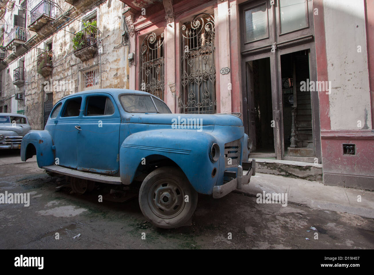 Amerikanische Oldtimer in einer Seitenstraße, Havanna, Kuba Stockfoto