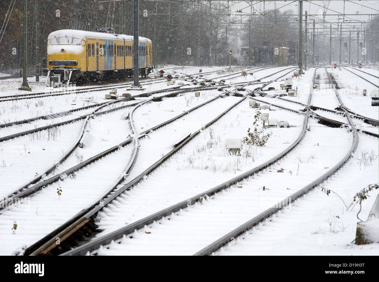 Ein Zug wartet auf einen verschneiten Bahnhof im winter Stockfoto