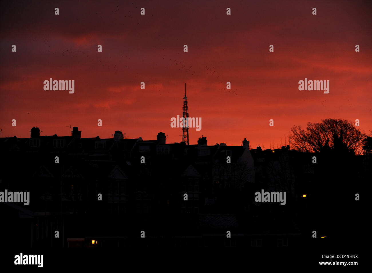 Brighton Sussex UK12 Dezember 2012-A spektakulären Sonnenaufgang über der Whitehawk-Sendemast in Brighton Vormittag Stockfoto