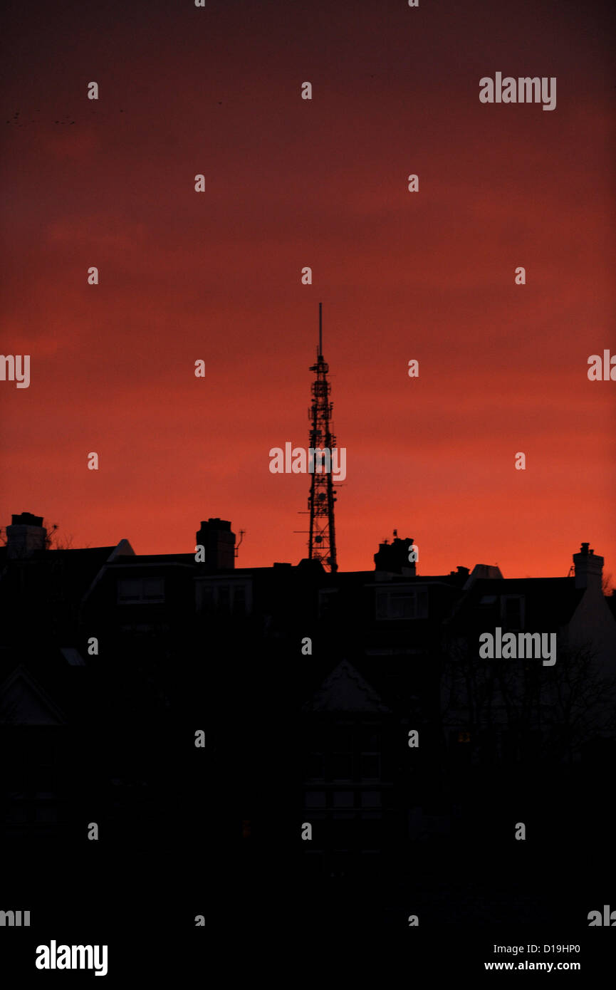 Brighton Sussex UK12 Dezember 2012-A spektakulären Sonnenaufgang über der Whitehawk-Sendemast in Brighton Vormittag Stockfoto
