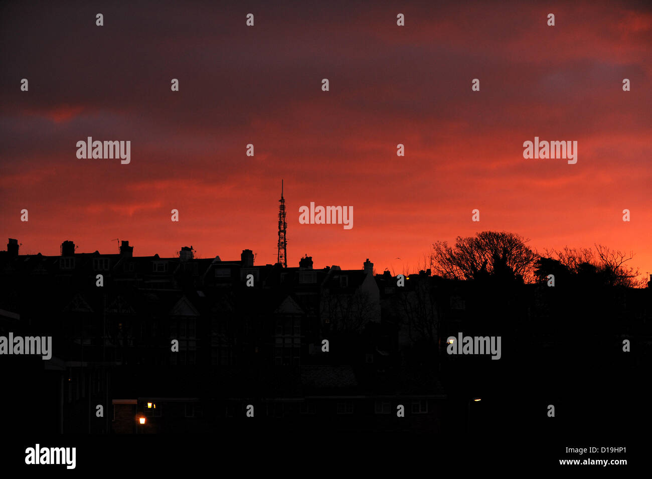 Brighton Sussex UK12 Dezember 2012-A spektakulären Sonnenaufgang über der Whitehawk-Sendemast in Brighton Vormittag Stockfoto