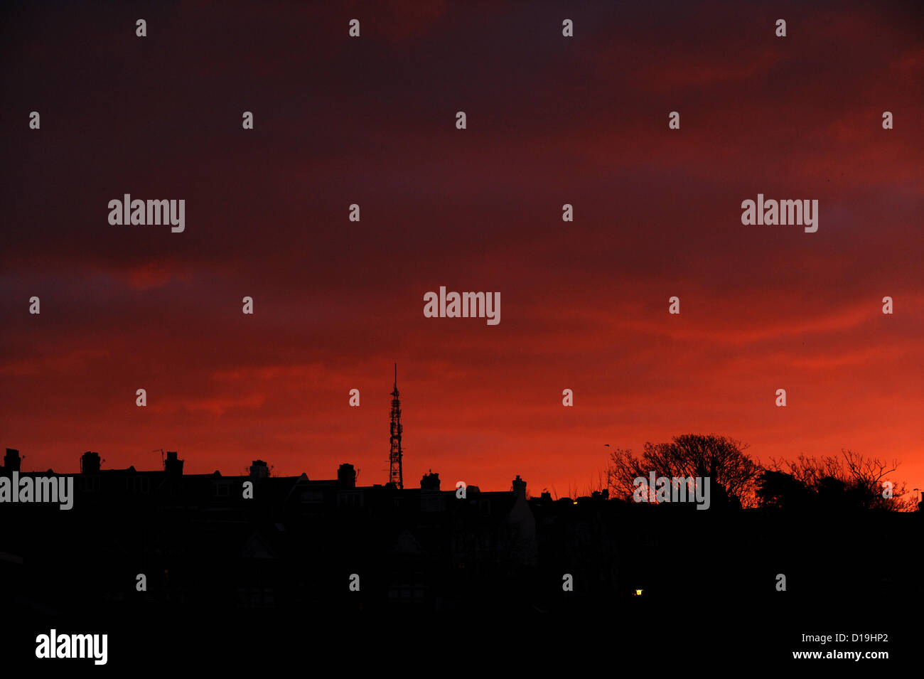 Brighton Sussex UK12 Dezember 2012-A spektakulären Sonnenaufgang über der Whitehawk-Sendemast in Brighton Vormittag Stockfoto