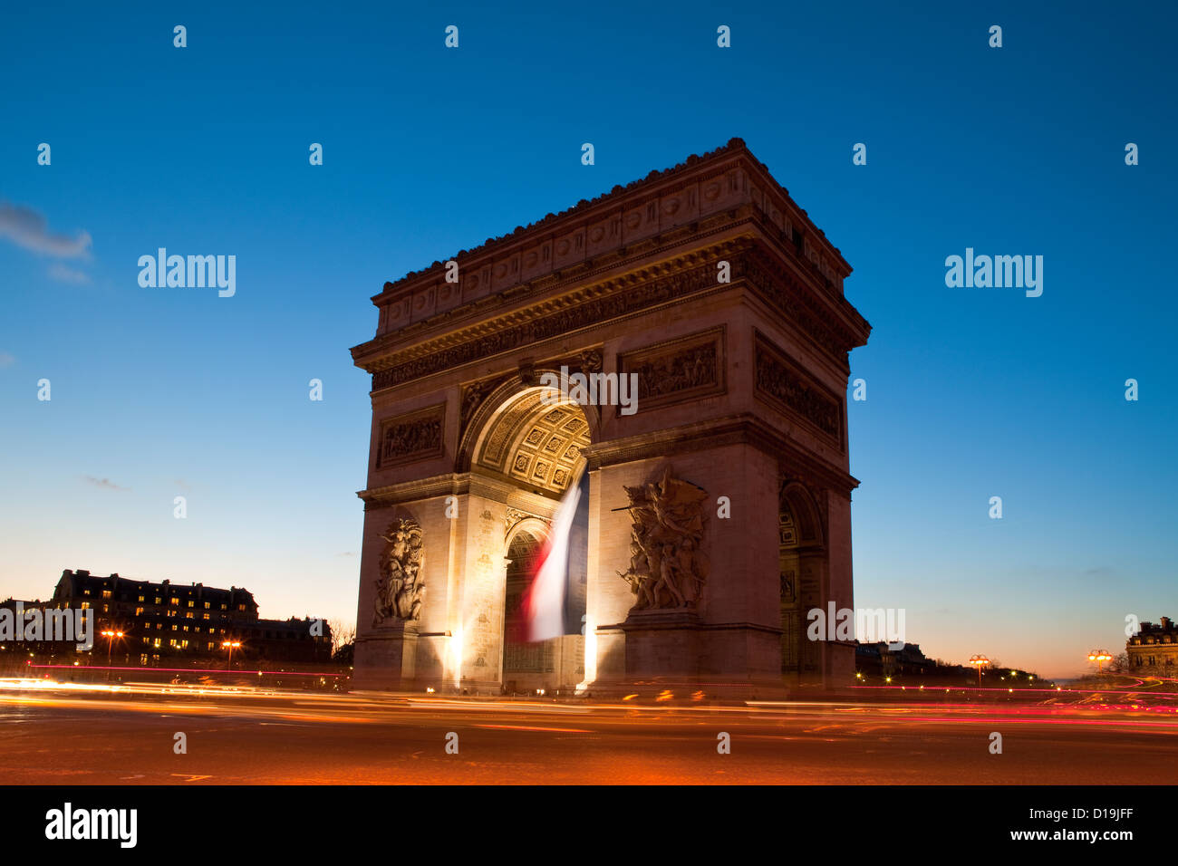 Der Triumphbogen (Arc de Triomphe de l'Étoile) ist eines der berühmtesten Denkmäler in Paris, Frankreich Stockfoto