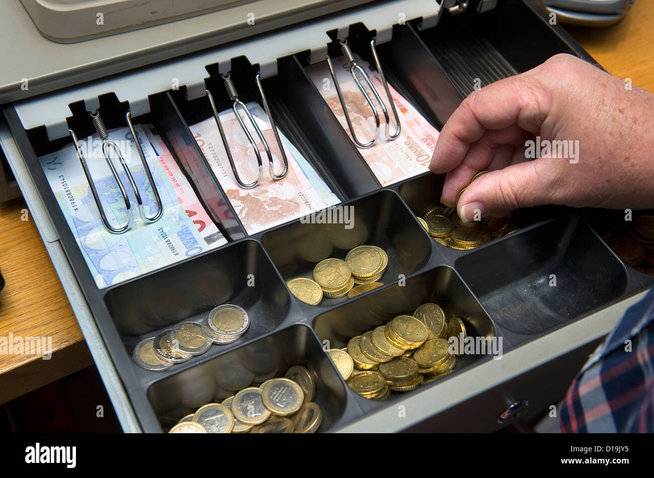 Bares Geld in der Schublade an einer Paydesk in einem Geschäft Stockfoto