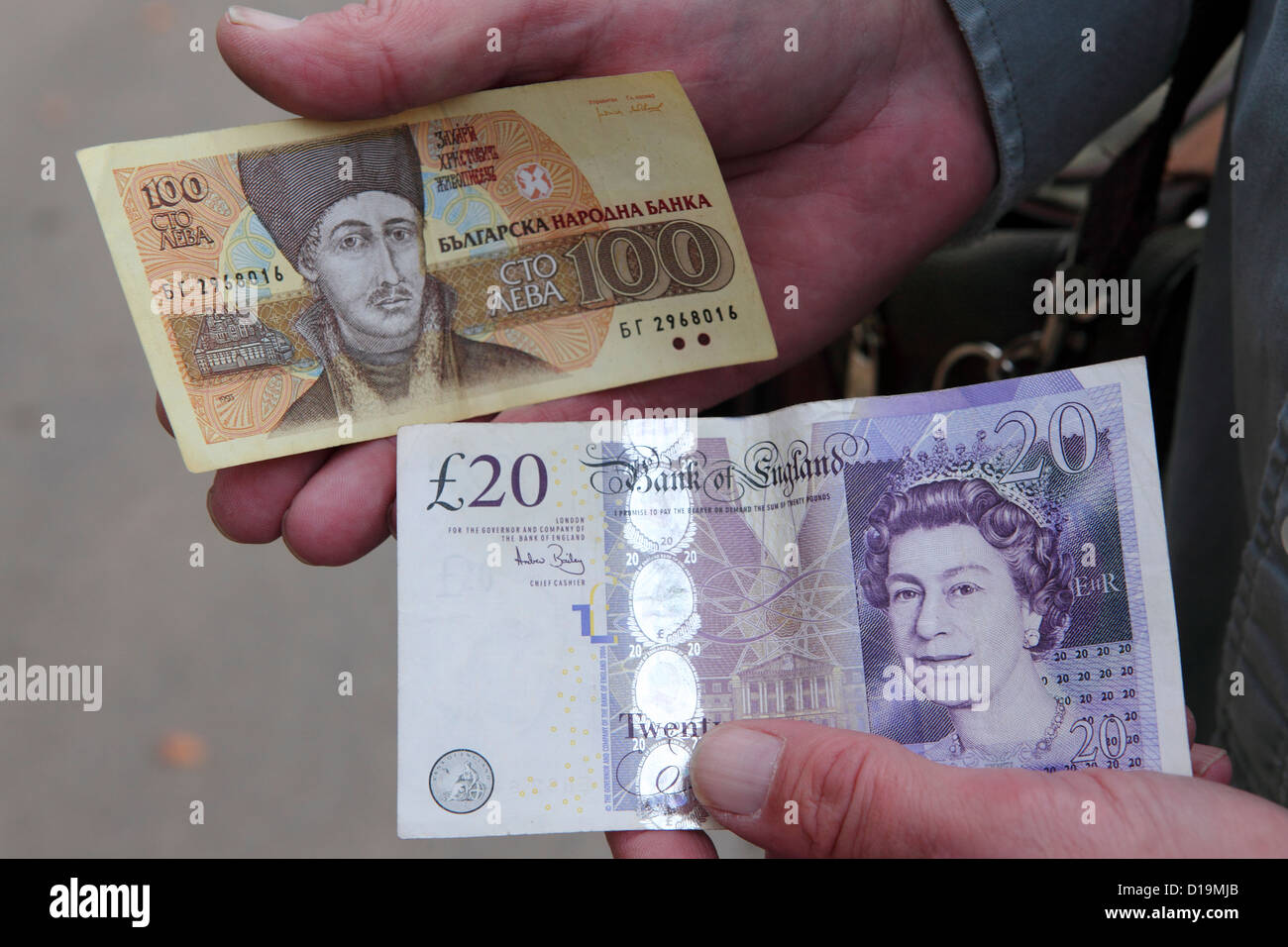 Ein Mann zeigt eine 100 Lev Banknote und 20 Pfund Sterling in Bulgarien. Stockfoto