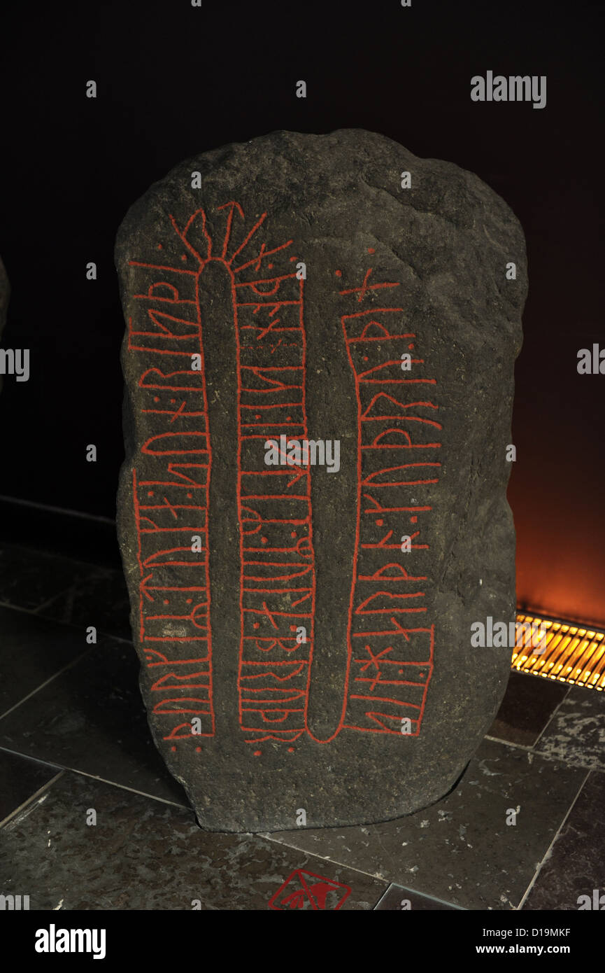 Wikingerzeit. Asferg. 1000 N. CHR.. Runenstein. Hingabe an einen verstorbenen Mann. Thorger Tokes Sohn wuchs dieser Stein im Gedenken an Mule. Stockfoto