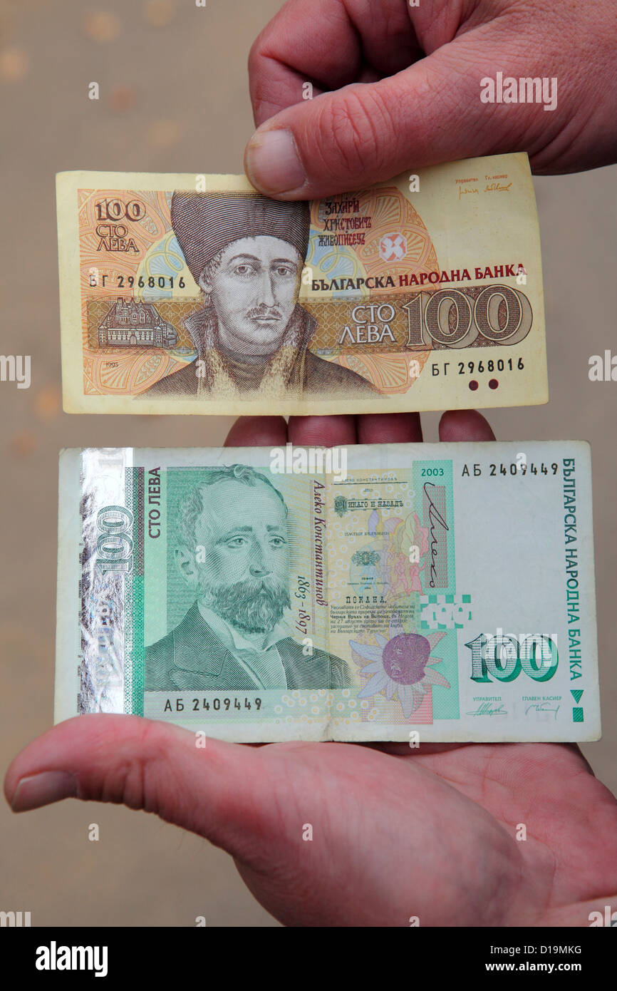 Ein Mann zeigt zwei 100 Lev Banknoten in Bulgarien. Die kleinere der beiden (oben) ist nicht mehr im Umlauf im Jahr 2012. Stockfoto