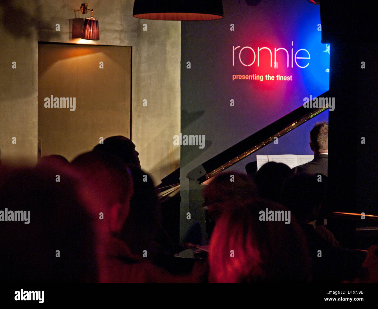 Das Innere von Ronnie Scott's Jazz Club an einem Sonntag Nachmittag. Stockfoto