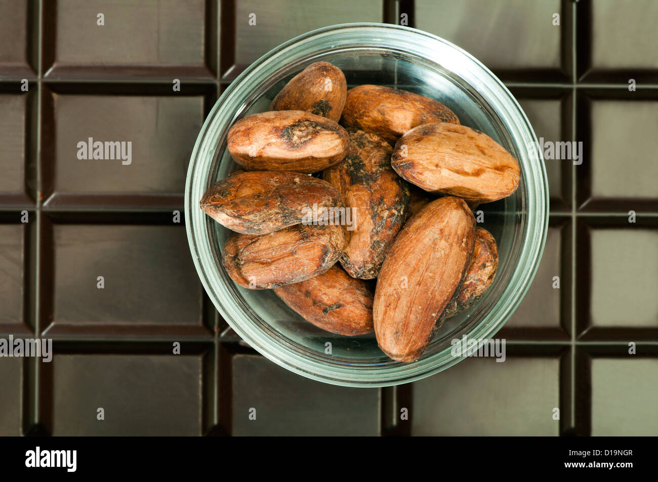 Tafel Schokolade und Kakaobohnen in Schüssel Stockfoto