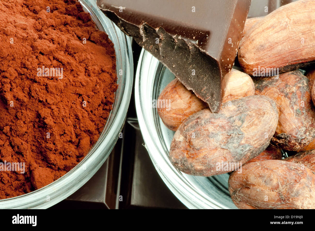 Kakaobohnen, Kakaopulver in Schalen und Schokoriegel hautnah Stockfoto