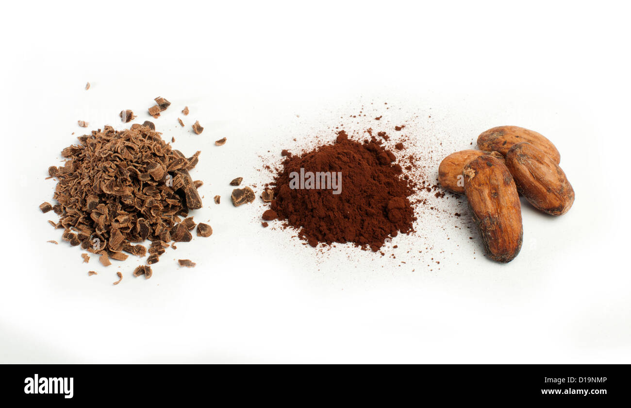 Kakaobohnen, Kakaopulver und geriebener Schokolade weiß, isoliert Stockfoto
