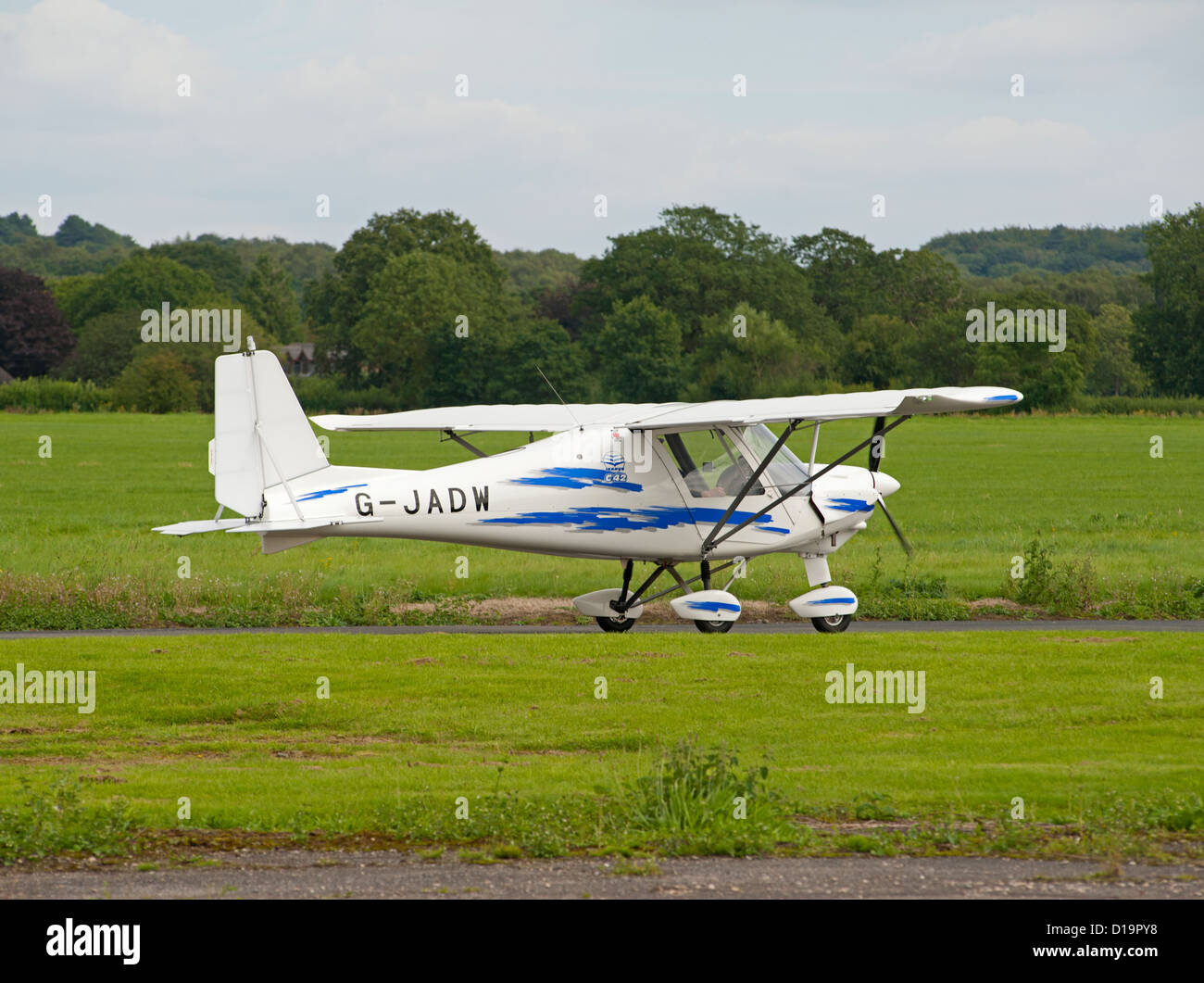 Ikarus C42 Licht zweisitziges Flugzeug am Halfpennygreen Flugplatz, Bobbington. West Midlands. England.  SCO 8878 Stockfoto