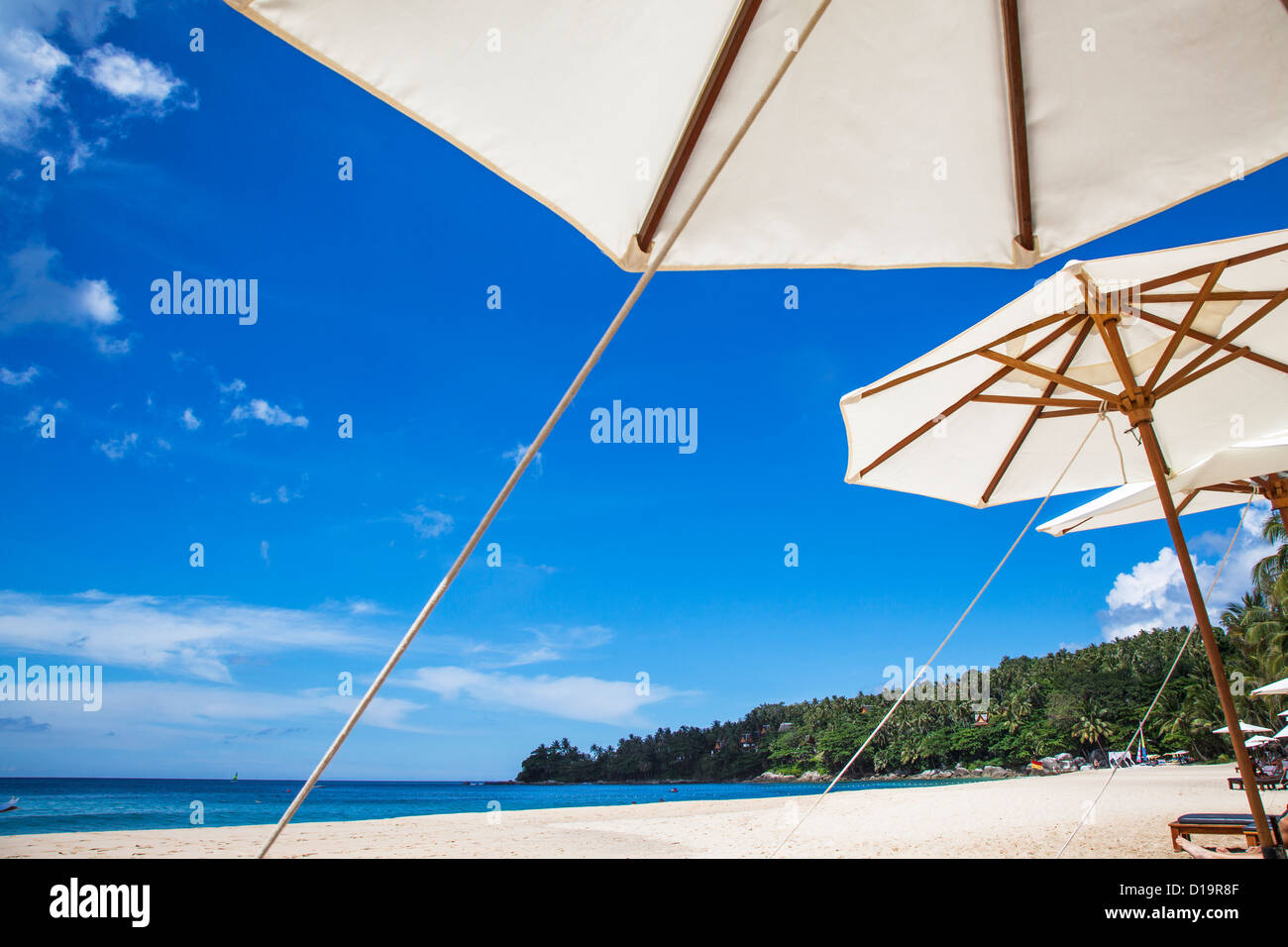 Sonnenschirme am Pansea Beach, Surin Beach, Phuket, Thailand Stockfoto