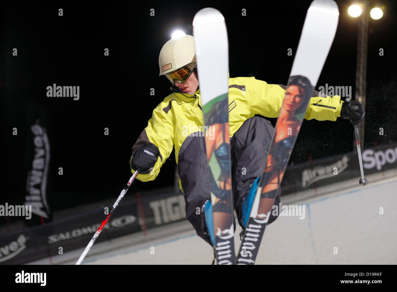 Freestyle-Skier üben die unglaublichsten Tricks vor dem Eintritt in den Äther Halfpipe Wettbewerb, Tignes, Frankreich Stockfoto