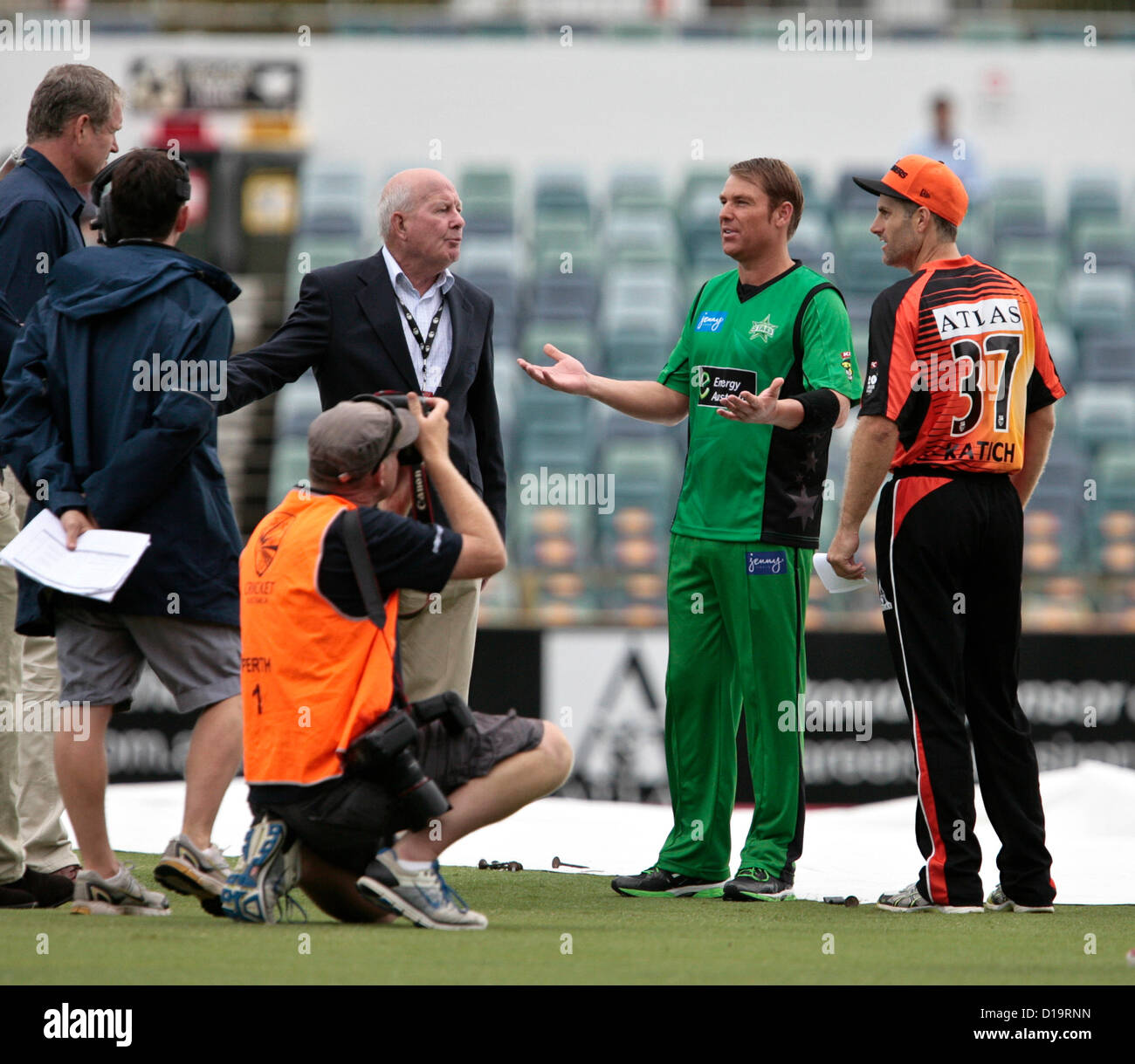 12.12.2012 Perth, Australien. Shane Warne bespricht das Wetter mit Beamten und Scorchers Kapitän Simon Katich vor dem Big Bash League Spiel zwischen Perth Scorchers und Melbourne Stars aus der WACA. Stockfoto