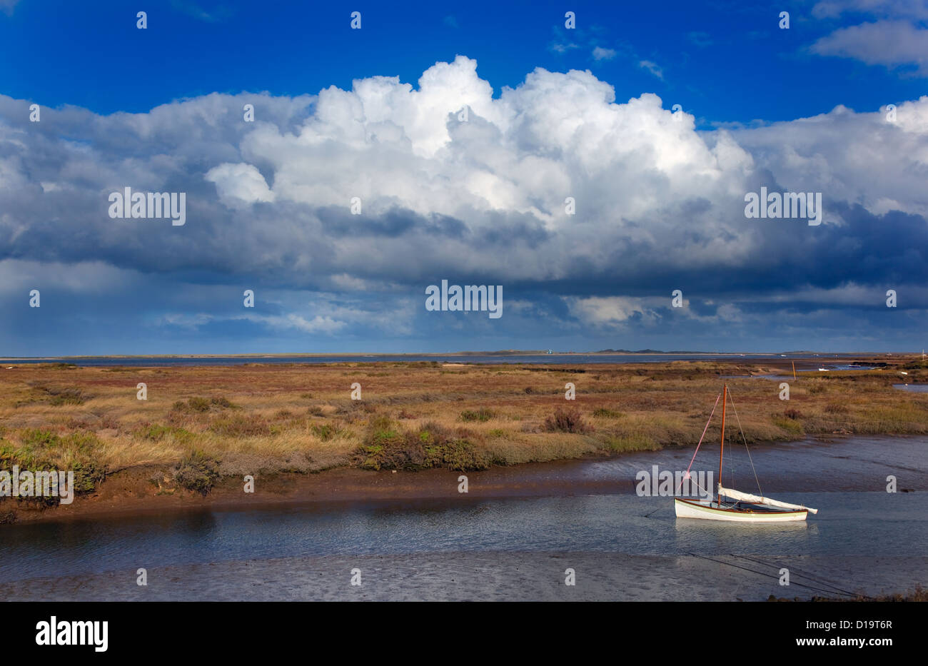 Cloud-Aufbau über Fluss Toynbee Mündung in Richtung Blakeney Point Norfolk November Stockfoto