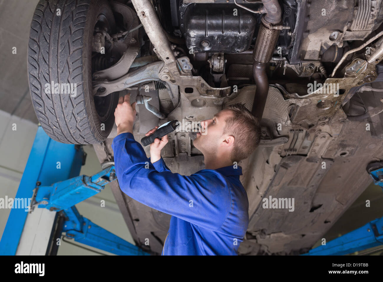 Prüfung unter Auto Mechaniker Stockfoto