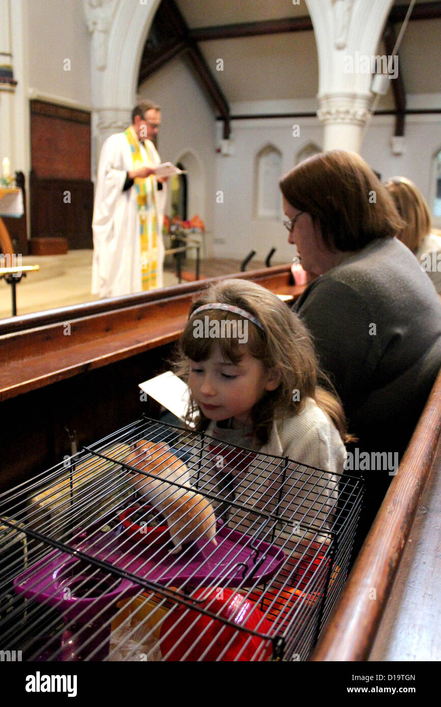 PET-Segenszeremonie in der Kirche. SE London Stockfoto