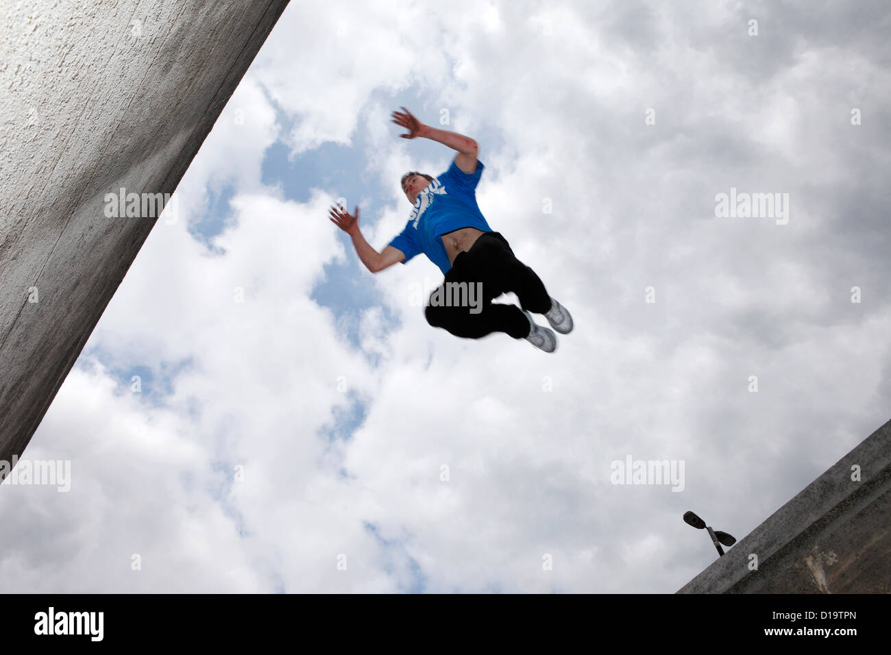 Freie Läufer springt über ein Treppenhaus leere Wand hinaus auf die Southbank, ein beliebter Hotspot in London, UK Stockfoto