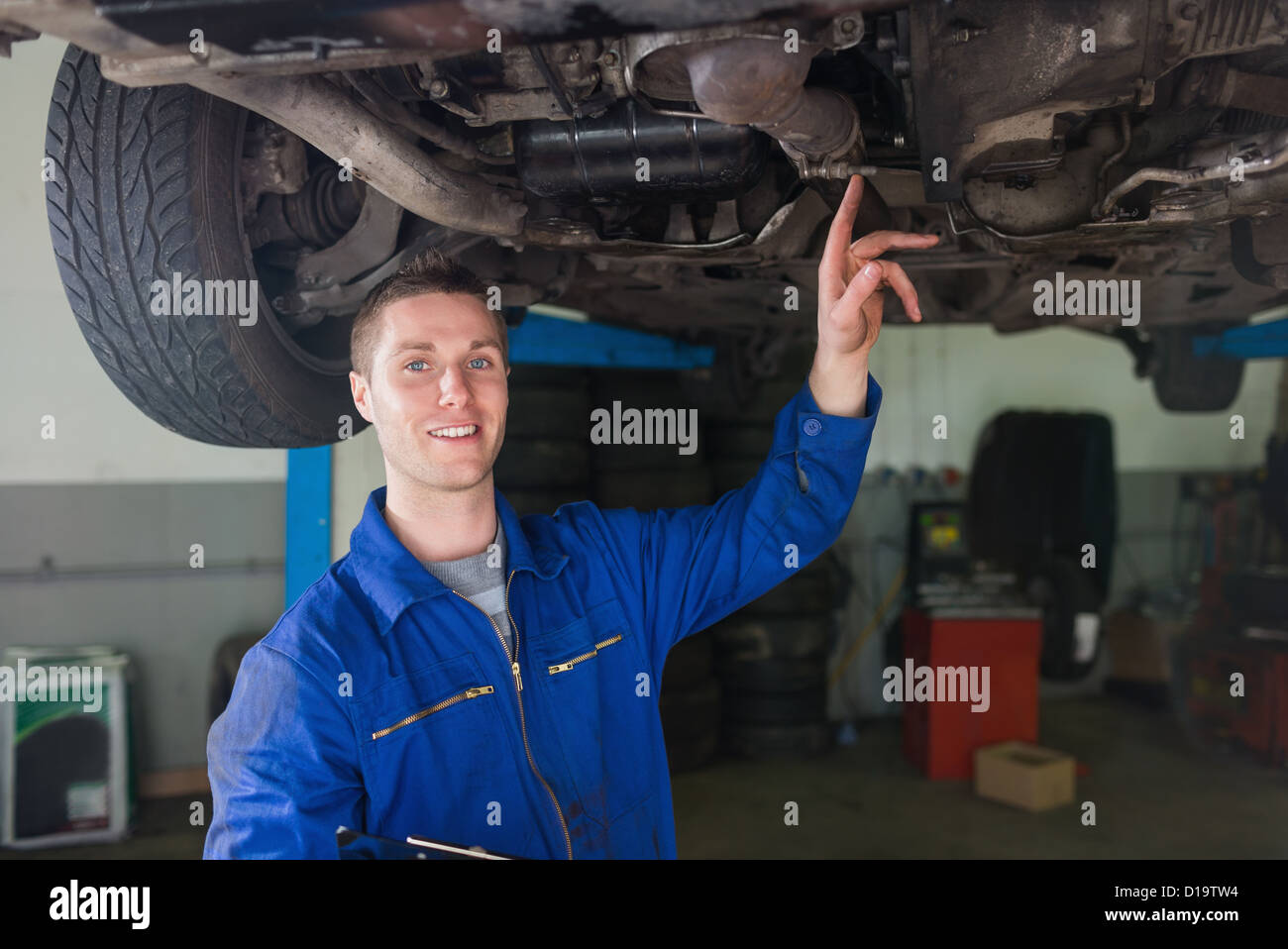 Männliche Mechaniker Prüfung unter Auto Stockfoto