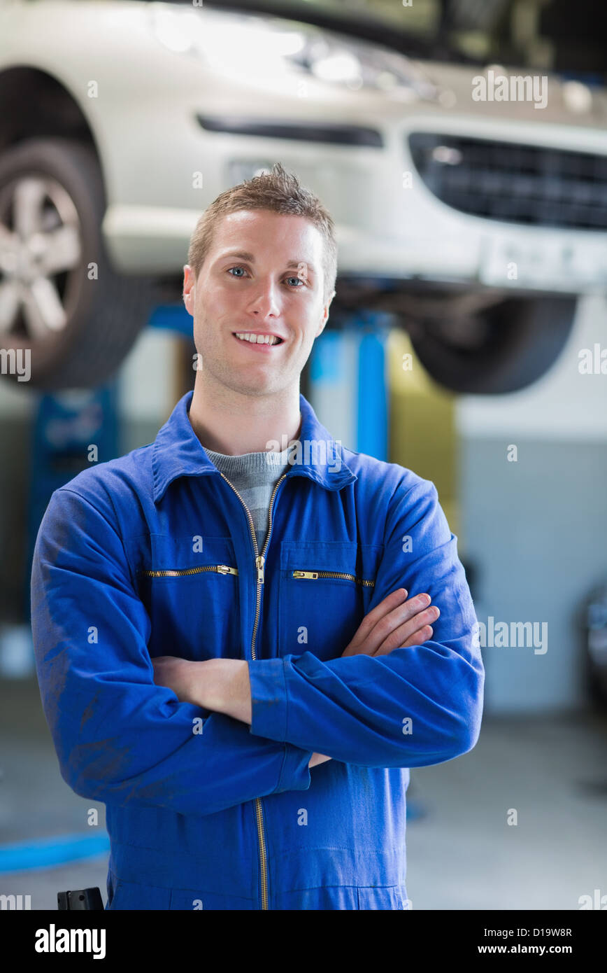 Zuversichtlich männlichen Mechaniker lächelnd Stockfoto