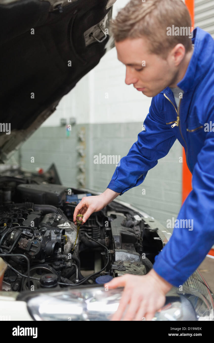 Mechaniker Auto Motoröl prüfen Stockfoto