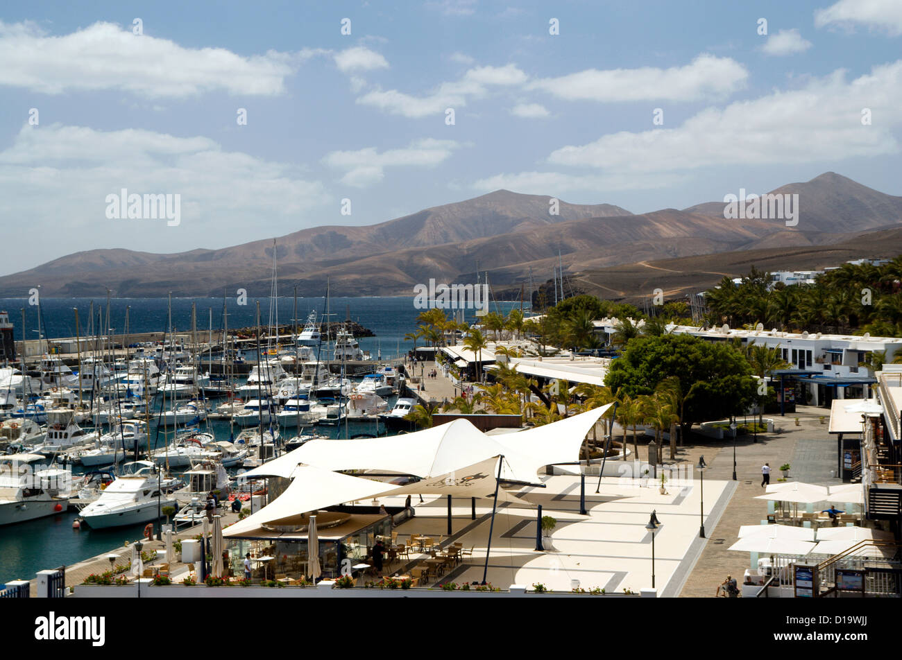 Puerto Calero Harbourn mit Fermes Berge in der Ferne Lanzarote Kanaren Spanien Stockfoto