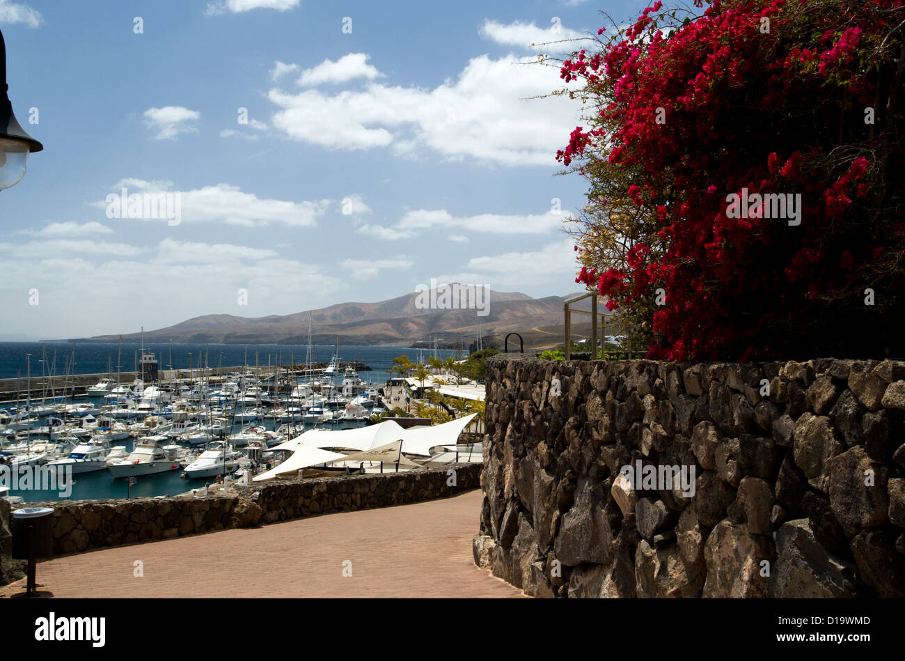 Puerto Calero Harbourn mit Fermes Berge in der Ferne Lanzarote Kanaren Spanien Stockfoto