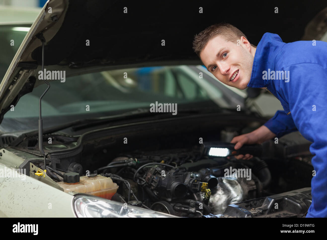 Zuversichtlich Mechaniker Prüfung Automotor Stockfoto