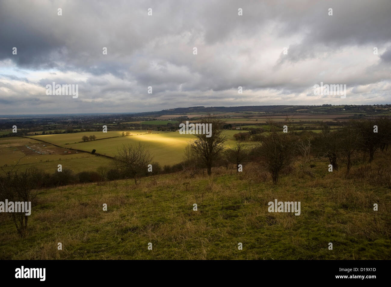 Ein Lichtstrahl bewegt sich über Felder in der Nähe von The Ridgeway National Trail in der Nähe von Chinnor, Buckinghamshire, Großbritannien Stockfoto