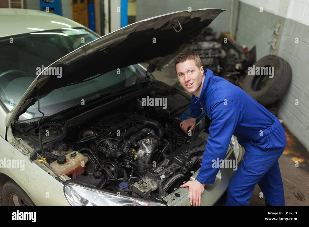 Mechaniker mit dem Auto mit offener Haube Stockfoto