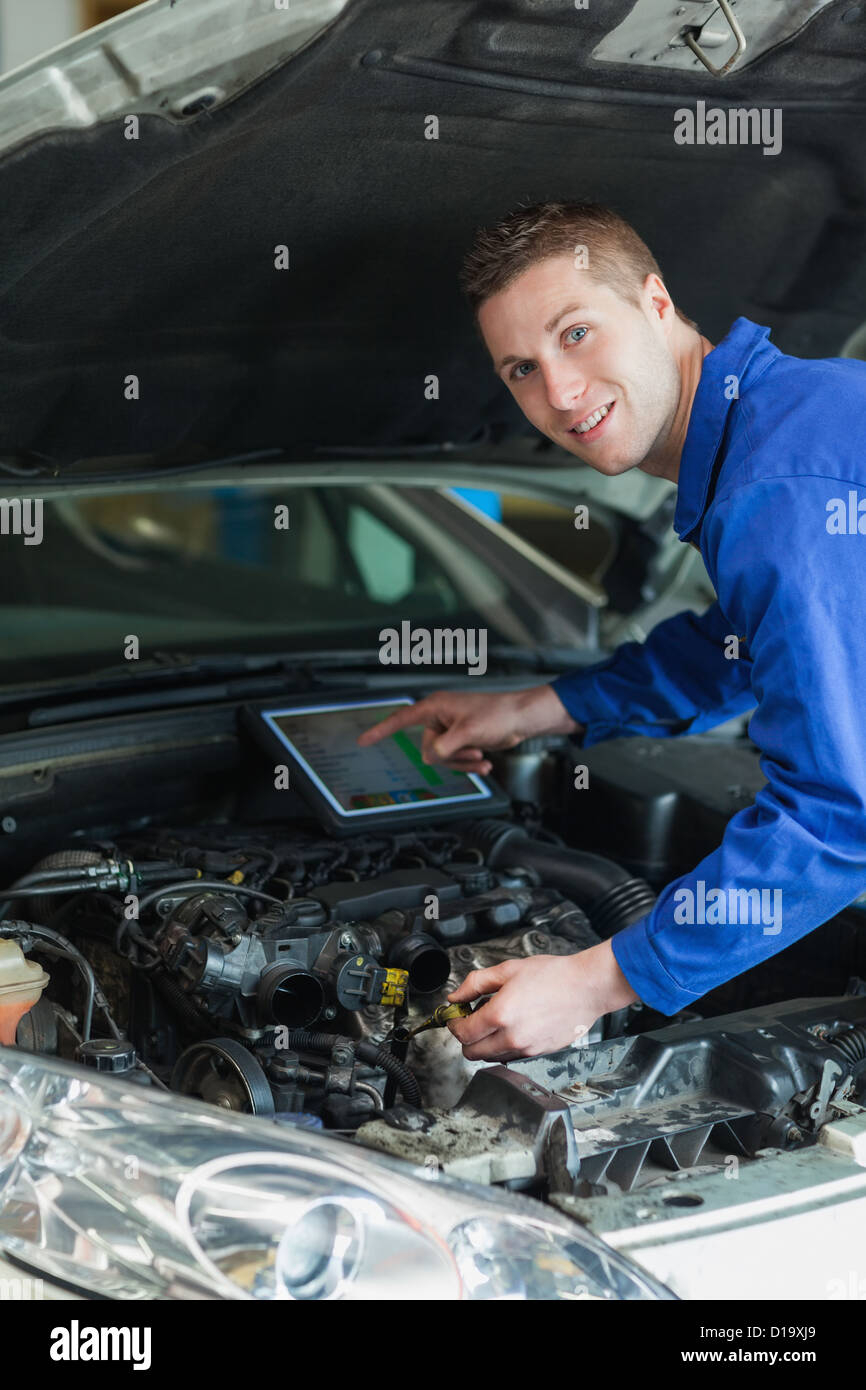 Mechaniker mit Tablet-PC Stockfoto