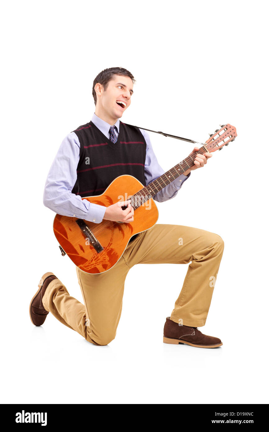In voller Länge Portrait von ein Mann, eine Gitarre spielen und singen auf weißen Hintergrund isoliert Stockfoto